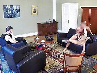 Junger Mann schleppt entwerts zum Teen ab