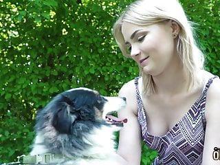 Junge Blondine in der hündchenstellung gefickt