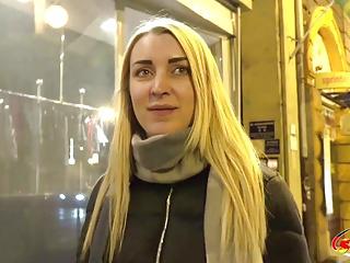 Deutsche Studentin wird auf der straße aufgespießt