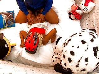 Schwarzes Mädchen in den Arsch gefickt