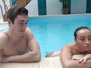 Armer looser er muss zusehen wie seine Freundin gefickt wird