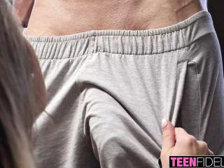 Audrey hempburne wird von hinten gefickt