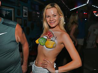 Sexy Mädels zeigen was sie haben