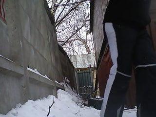 Russische Teens beim pissen in der Natur - pissende russische Teens