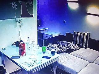 Mädchen bekommt Schwanz im Schlafzimmer ordentlich zu spüren