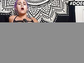 Sexy Mädchen aus Kolumbien schiebt sich den Dildo in den Arsch