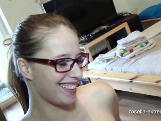 Teenie Girl und Milf Squirten auf Toilette