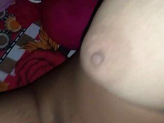 Junge Frau fickt ihren Freund und Mann filmt das Geschehen dabei