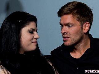 Da wackeln die riesenbrüste Sex - Brünette Lucia Love geniesst den dicken Schwanz