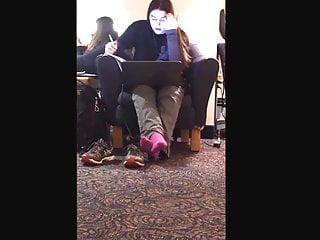 Candid Studentin macht die Beine breit