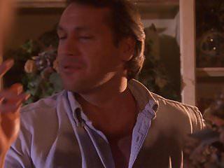 Polygamous Kerl hat seine Freundin nicht vergessen