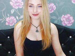 Blonde Cam Babe spielt mit ihrer Muschi