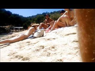 Vier Teens oben ohne am Strand