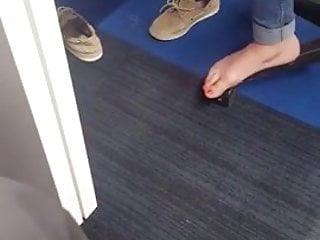 Blonde Studentin masturbiert in der Bibliothek