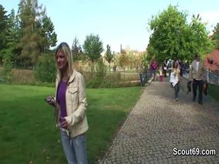 Zwei fremde ficken die junge Tschechin auf der strasse