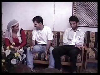 Maskierte Witwe wird von hinten gefickt