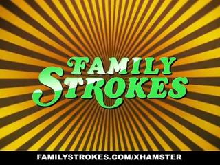 Familienbande - jungfräuliche Teenagerin lernt das Schwanzlutschen von Stiefmutter