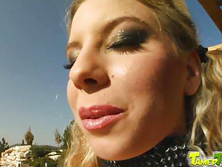 Die unschuldige Schlampe macht die Beine breit