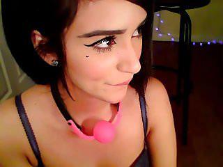 Süsses junges camgirl Priscilla und ihr Dildo