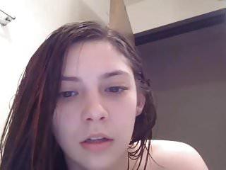 Sie geht wild ab unter der Dusche