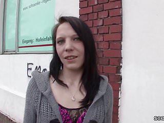 Unbekannter verführt das deutsche Teen von der strasse