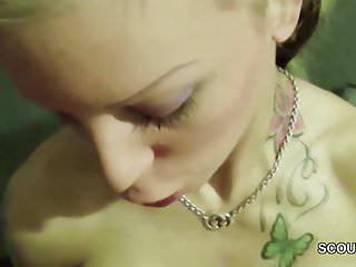 Der alte Kerl fickt die junge Hure in den Arsch