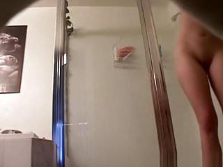 Teen fingert sich in der Dusche