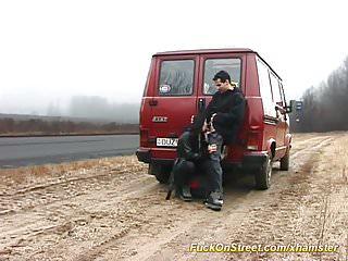 Geile Schlampe wird im Park gefickt