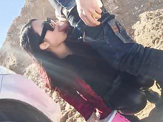 Sie wird in ihr feuchtes Loch gefickt