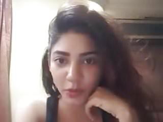 Süsses Girl macht selfies und tanzen im Hotelzimmer