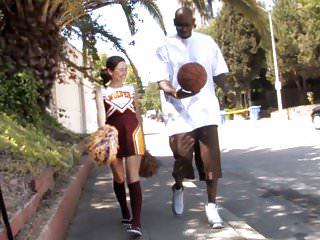 Teen Cheerleader Mae Meyers fickt schwarzen Schwanz