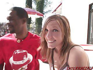 Sexy Teen wird zum ersten Mal von einem schwarzen Monsterschwanz gefickt