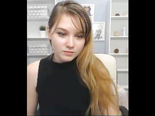 Blondine Tori strippt vor der Kamera