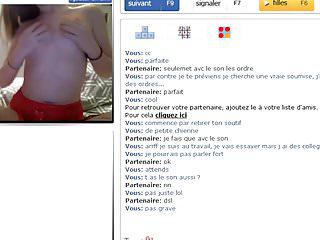 Französin fingert sich vor der Webcam