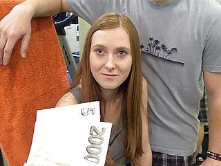 Junger Kerl wird für Geld bezahlt