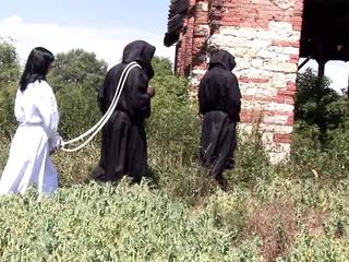 Das geile Girl wird von zwei Kerlen bestraft