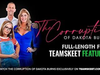 Teen Babe stöhnt laut während sie gefickt wird