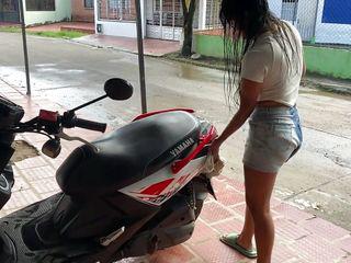 Ich ficke meine sexy Nachbarin wenn sie nackt Wäsche trägt